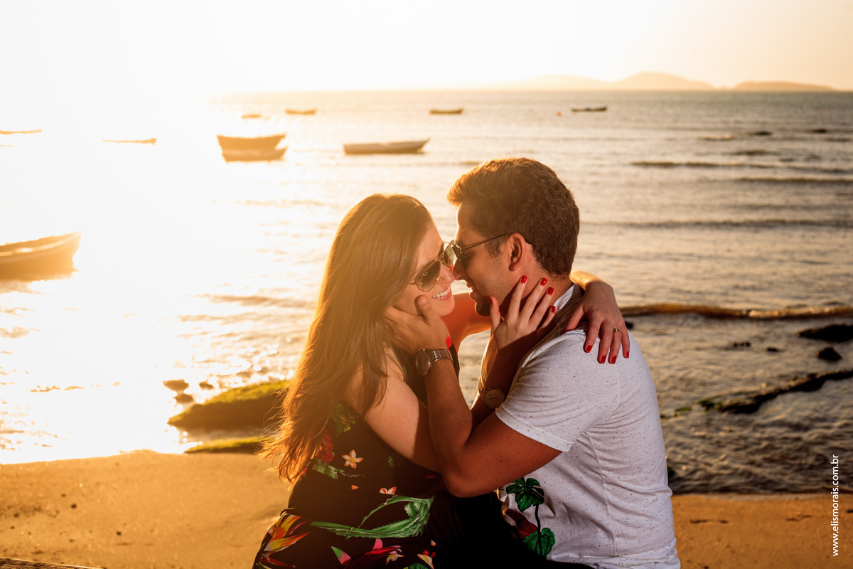 fotos do ensaio fotográfico de casal na Praia de Manguinhos no Porto da Barra  ao por do sol no final de tarde em Búzios - RJ