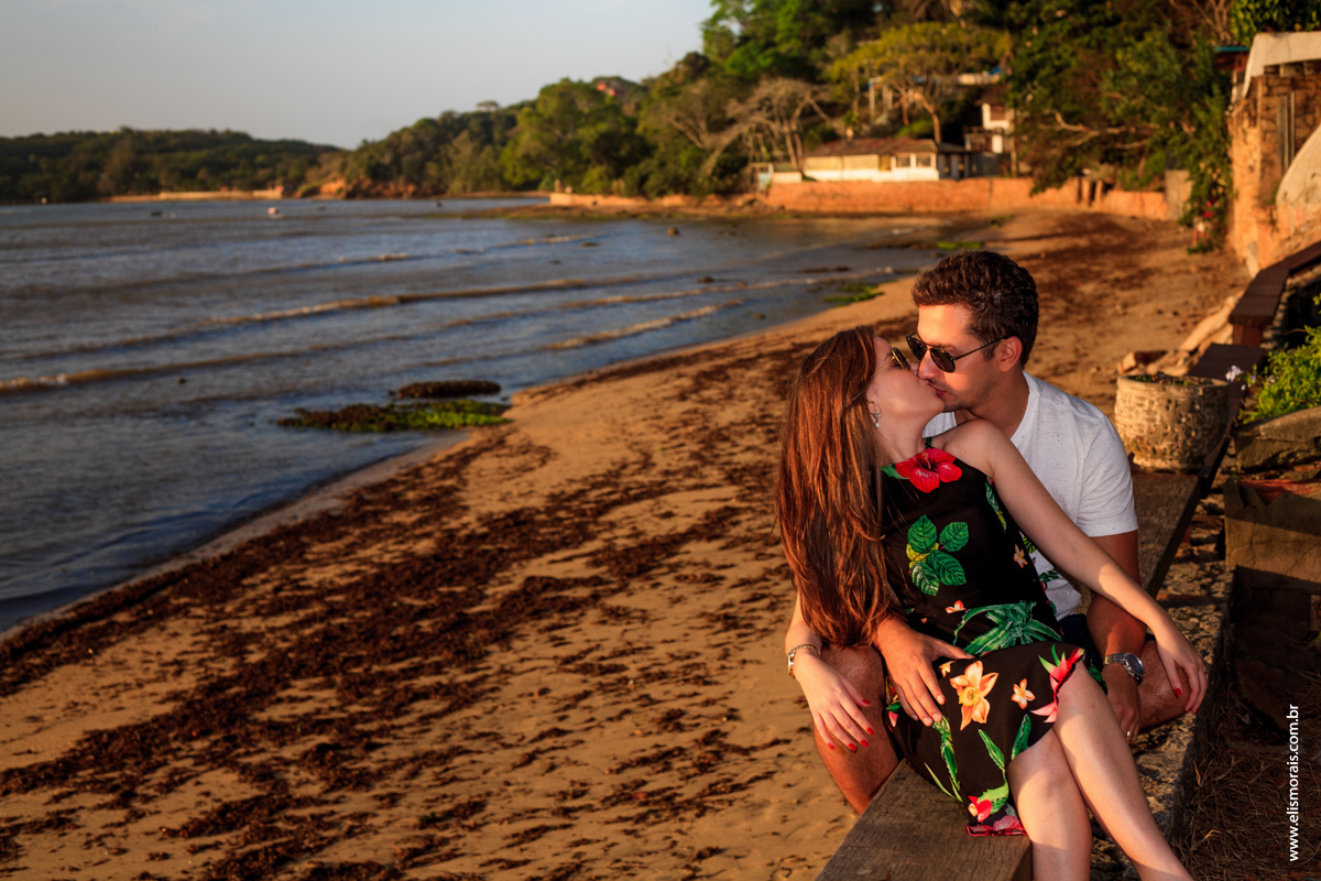 fotos do ensaio fotográfico de casal na Praia de Manguinhos no Porto da Barra  ao por do sol no final de tarde em Búzios - RJ