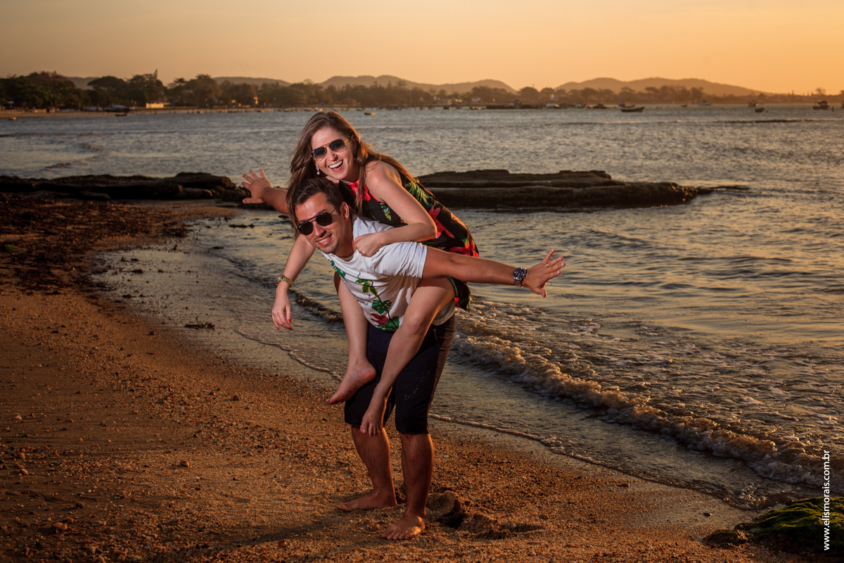 fotos do ensaio fotográfico de casal na Praia de Manguinhos no Porto da Barra  ao por do sol no final de tarde em Búzios - RJ