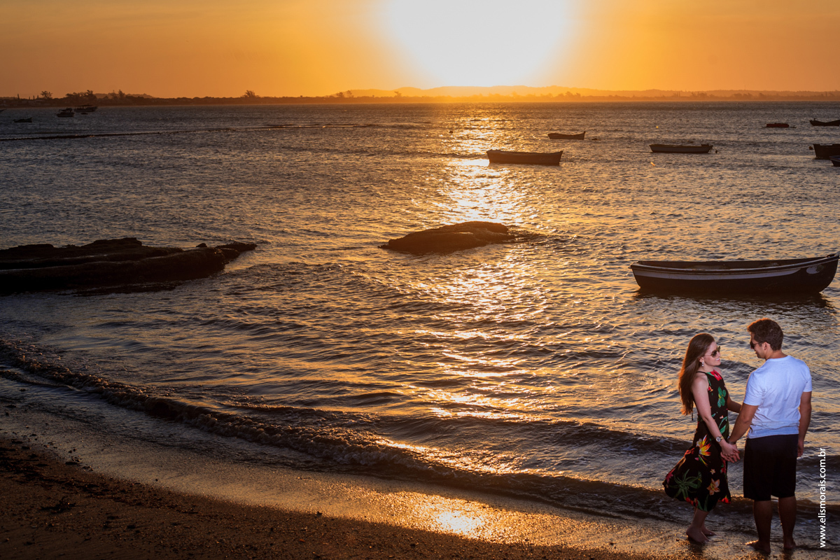 fotos do ensaio fotográfico de casal na Praia de Manguinhos no Porto da Barra  ao por do sol no final de tarde em Búzios - RJ