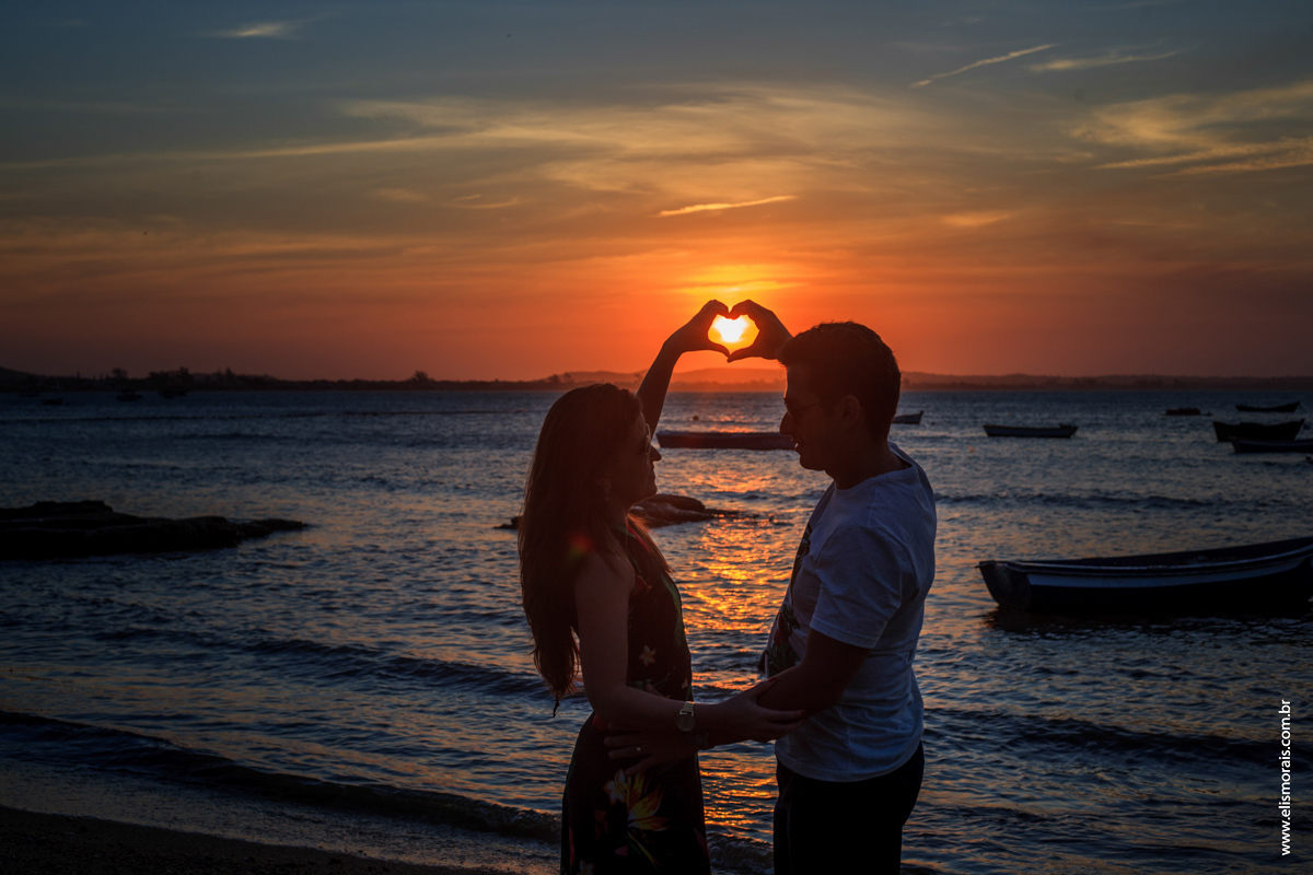 fotos na contra luz no ensaio fotográfico de casal na Praia de Manguinhos no Porto da Barra  ao por do sol no final de tarde em Búzios - RJ