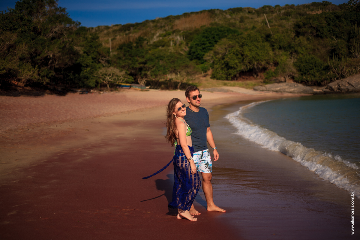 fotos do ensaio fotográfico de casal na Praia do Forno no final de tarde em Búzios - RJ