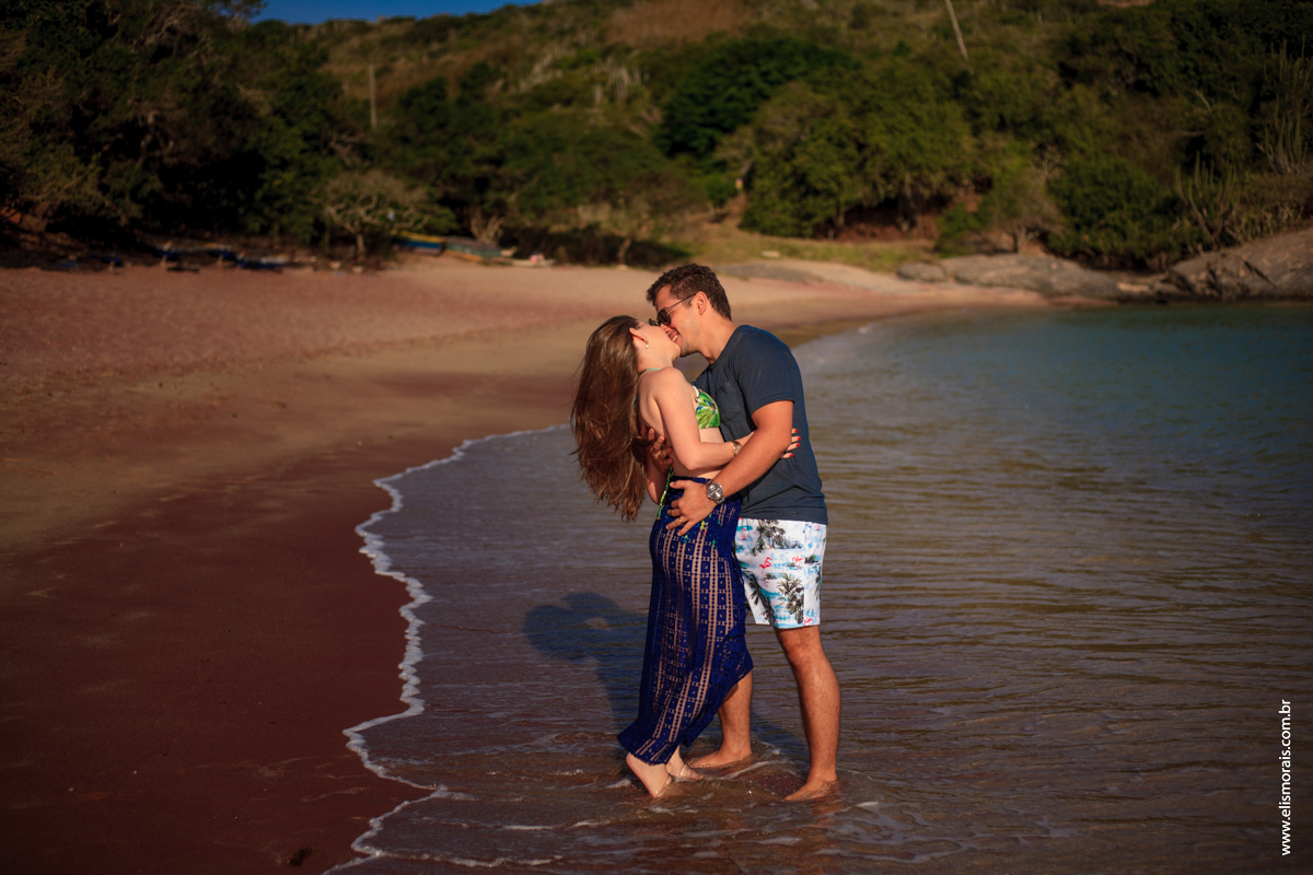 fotos do ensaio fotográfico de casal na Praia do Forno no final de tarde em Búzios - RJ