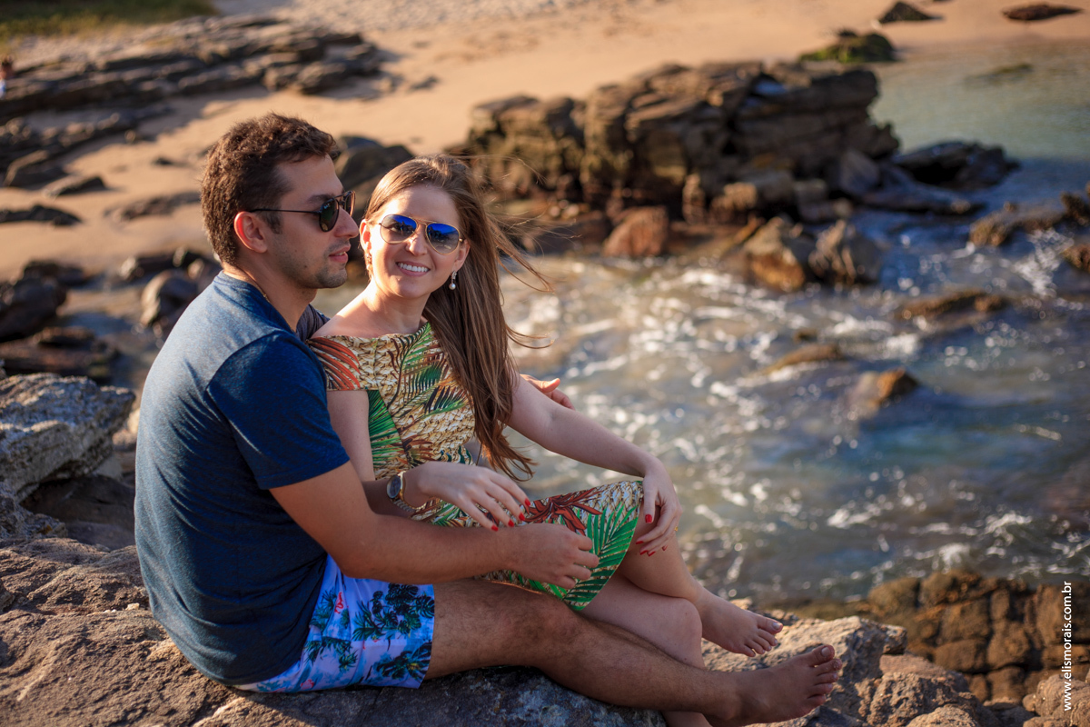 fotos do ensaio fotográfico de casal na Praia da Foca ao por do sol no final de tarde em Búzios - RJ