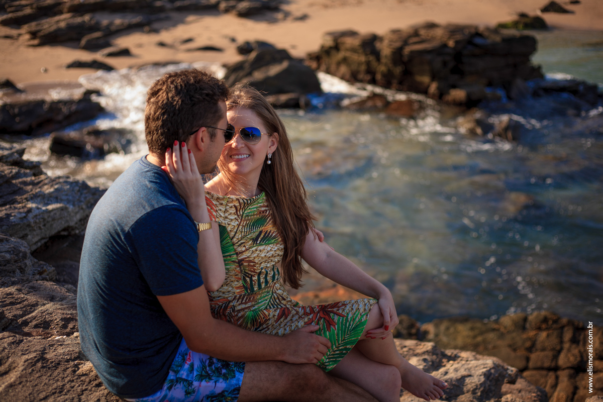 fotos do ensaio fotográfico de casal na Praia da Foca ao por do sol no final de tarde em Búzios - RJ