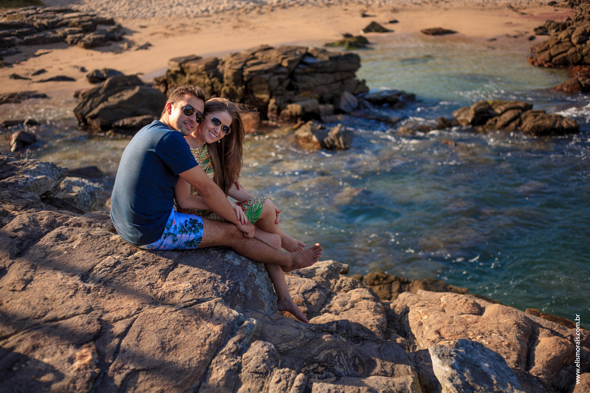 fotos do ensaio fotográfico de casal na Praia da Foca ao por do sol no final de tarde em Búzios - RJ