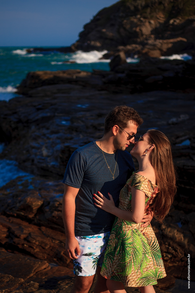 fotos do ensaio fotográfico de casal na Praia da Foca ao por do sol no final de tarde em Búzios - RJ