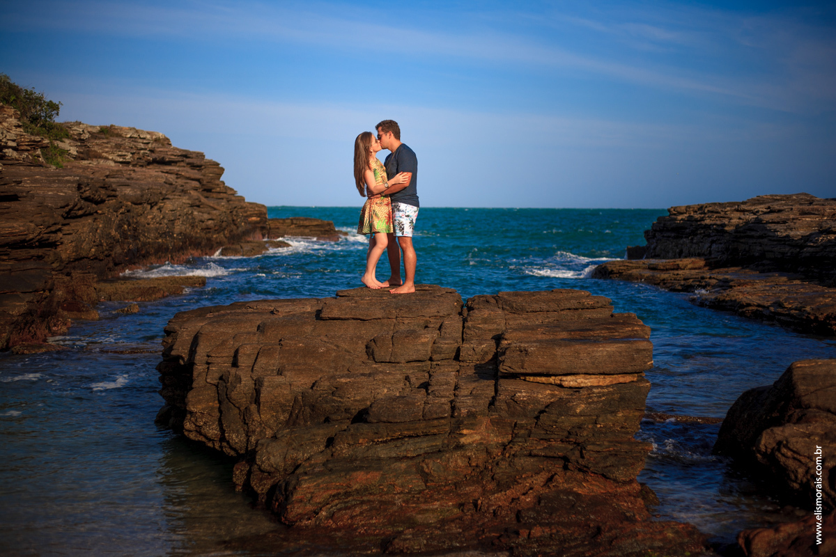 fotos do ensaio fotográfico de casal na Praia da Foca ao por do sol no final de tarde em Búzios - RJ