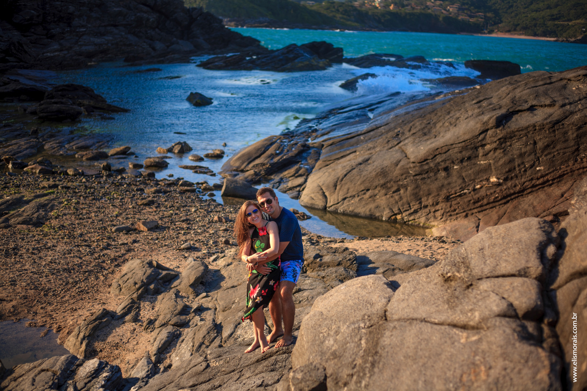 fotos do ensaio fotográfico de casal na Ponta da Lagoinha ao por do sol no final de tarde em Búzios - RJ