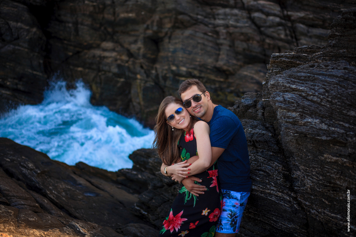 fotos do ensaio fotográfico de casal na Ponta da Lagoinha ao por do sol no final de tarde em Búzios - RJ