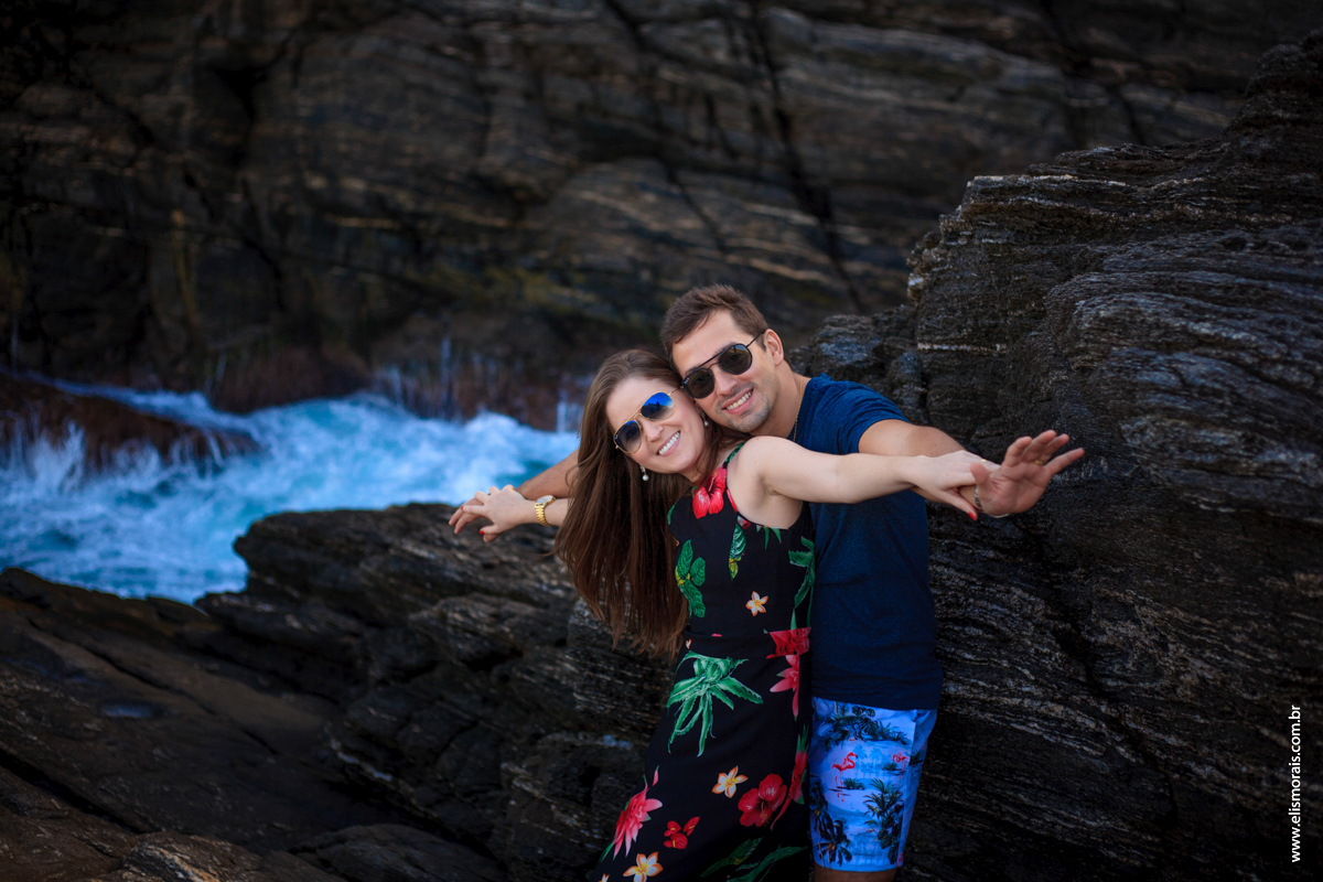 fotos do ensaio fotográfico de casal na Ponta da Lagoinha ao por do sol no final de tarde em Búzios - RJ