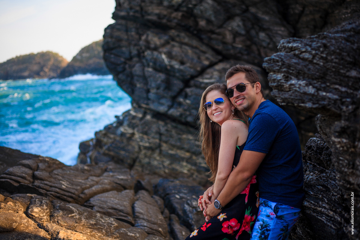 fotos do ensaio fotográfico de casal na Ponta da Lagoinha ao por do sol no final de tarde em Búzios - RJ