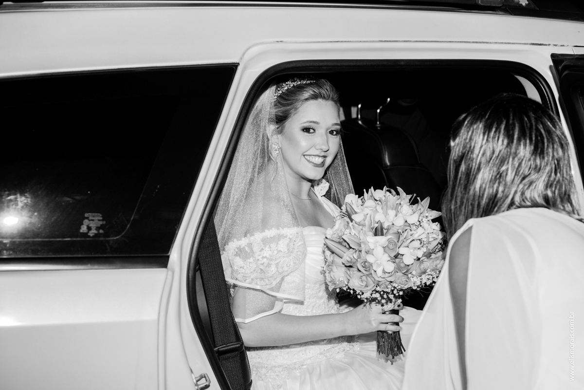 fotografia da chegada da noiva para o casamento na Mansão das Orquídeas Casa de Festas em Araruama - RJ