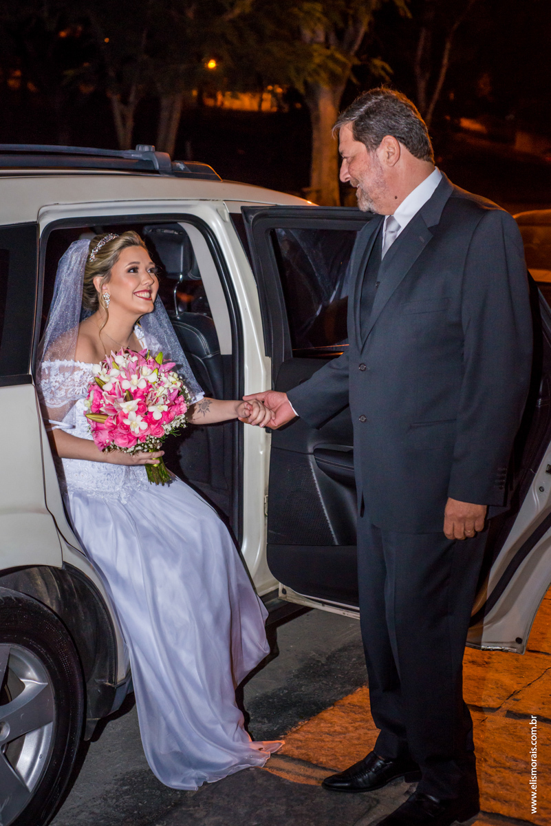 fotografia da chegada da noiva para o casamento na Mansão das Orquídeas Casa de Festas em Araruama - RJ