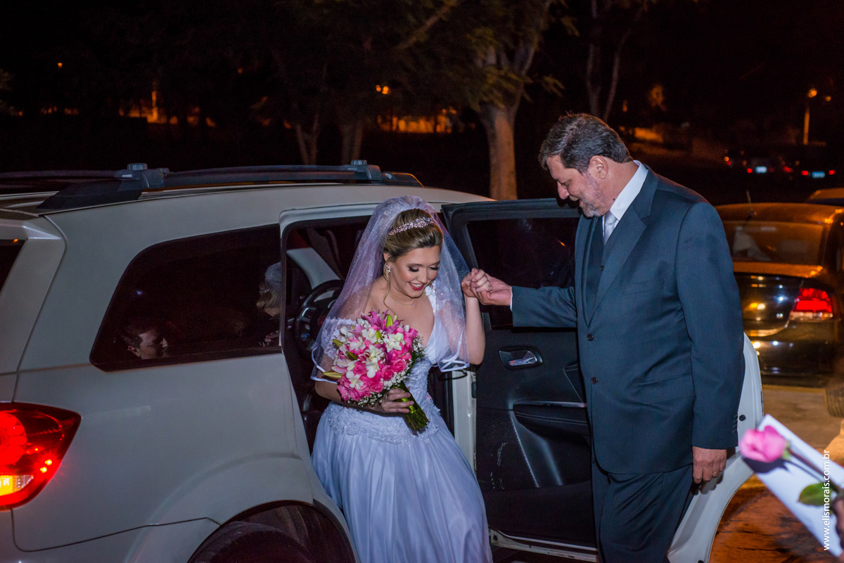 fotografia da chegada da noiva para o casamento na Mansão das Orquídeas Casa de Festas em Araruama - RJ