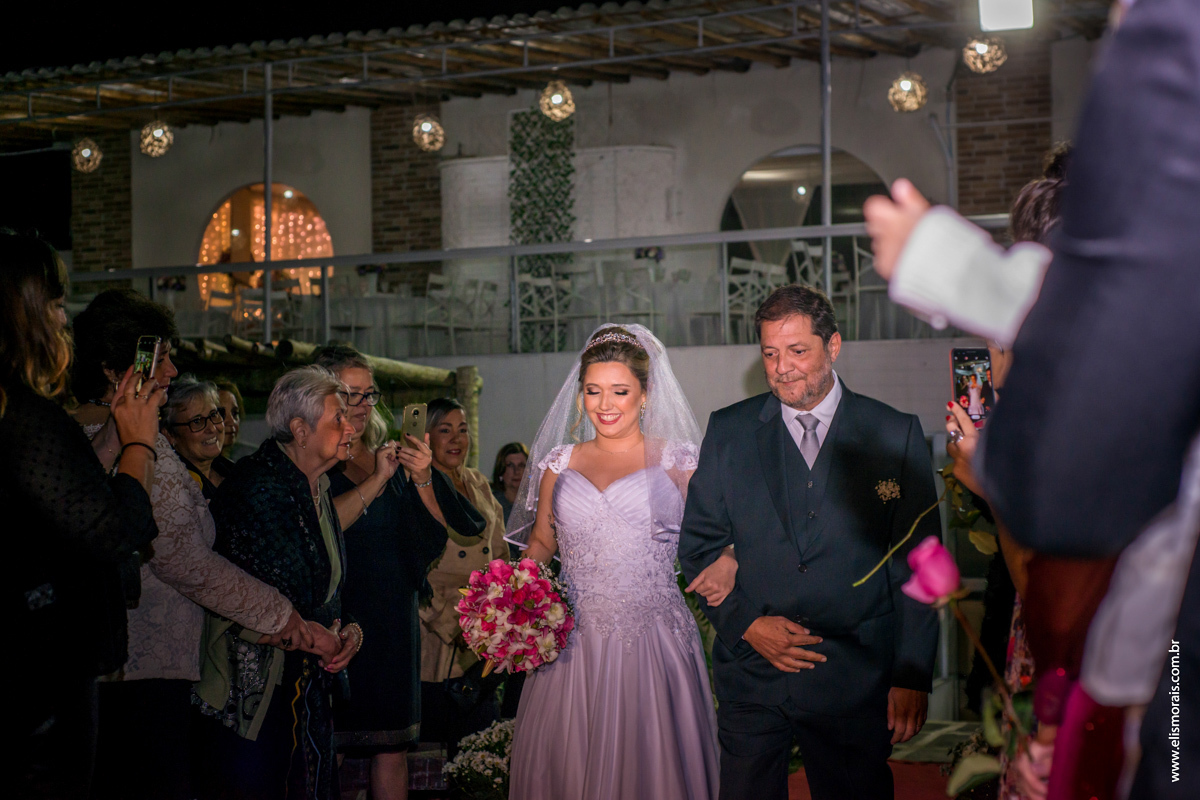 fotografia da entrada da noiva para a cerimônia do casamento na Mansão das Orquídeas Casa de Festas em Araruama - RJ