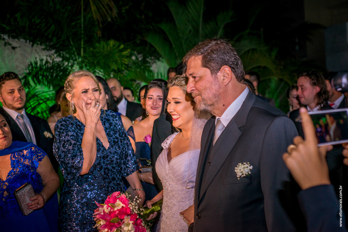 fotografia da entrada da noiva para a cerimônia do casamento na Mansão das Orquídeas Casa de Festas em Araruama - RJ