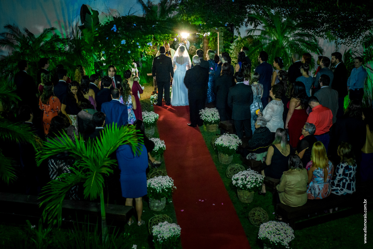 fotografia da entrada da noiva para a cerimônia do casamento na Mansão das Orquídeas Casa de Festas em Araruama - RJ
