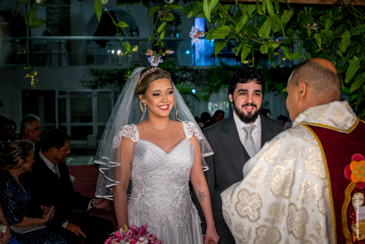 fotografia da cerimônia do casamento na Mansão das Orquídeas Casa de Festas em Araruama - RJ