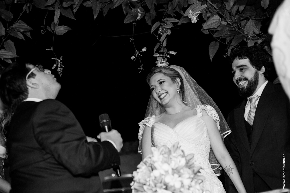 fotografia da cerimônia do casamento na Mansão das Orquídeas Casa de Festas em Araruama - RJ