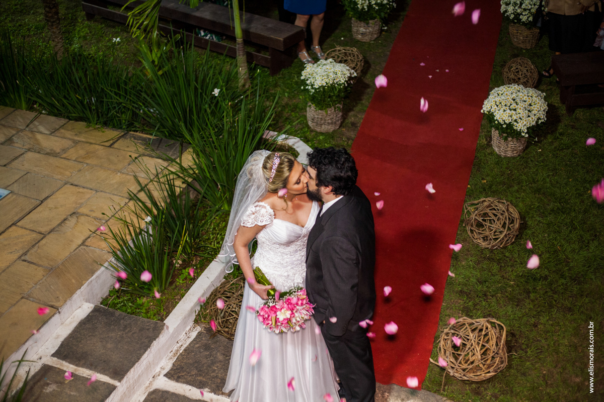 fotografia da cerimônia do casamento na Mansão das Orquídeas Casa de Festas em Araruama - RJ