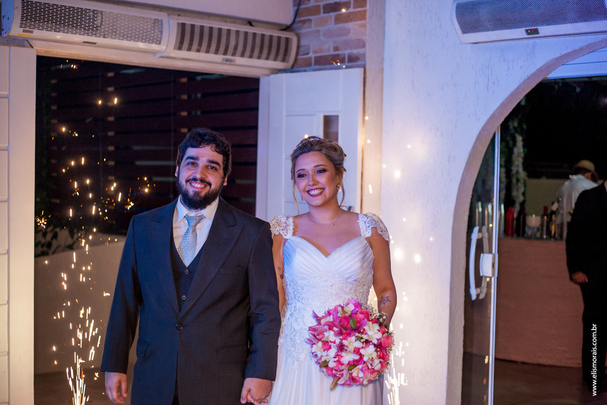 fotografia da entrada dos noivos na festa de casamento na Mansão das Orquídeas Casa de Festas em Araruama - RJ
