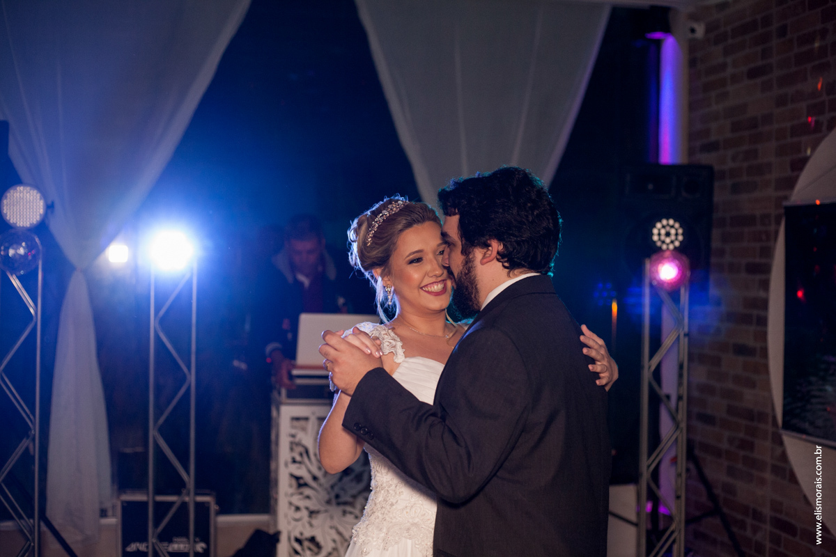 fotografia da dança dos noivos na festa de casamento na Mansão das Orquídeas Casa de Festas em Araruama - RJ