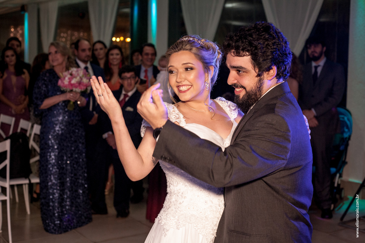 fotografia da dança dos noivos na festa de casamento na Mansão das Orquídeas Casa de Festas em Araruama - RJ