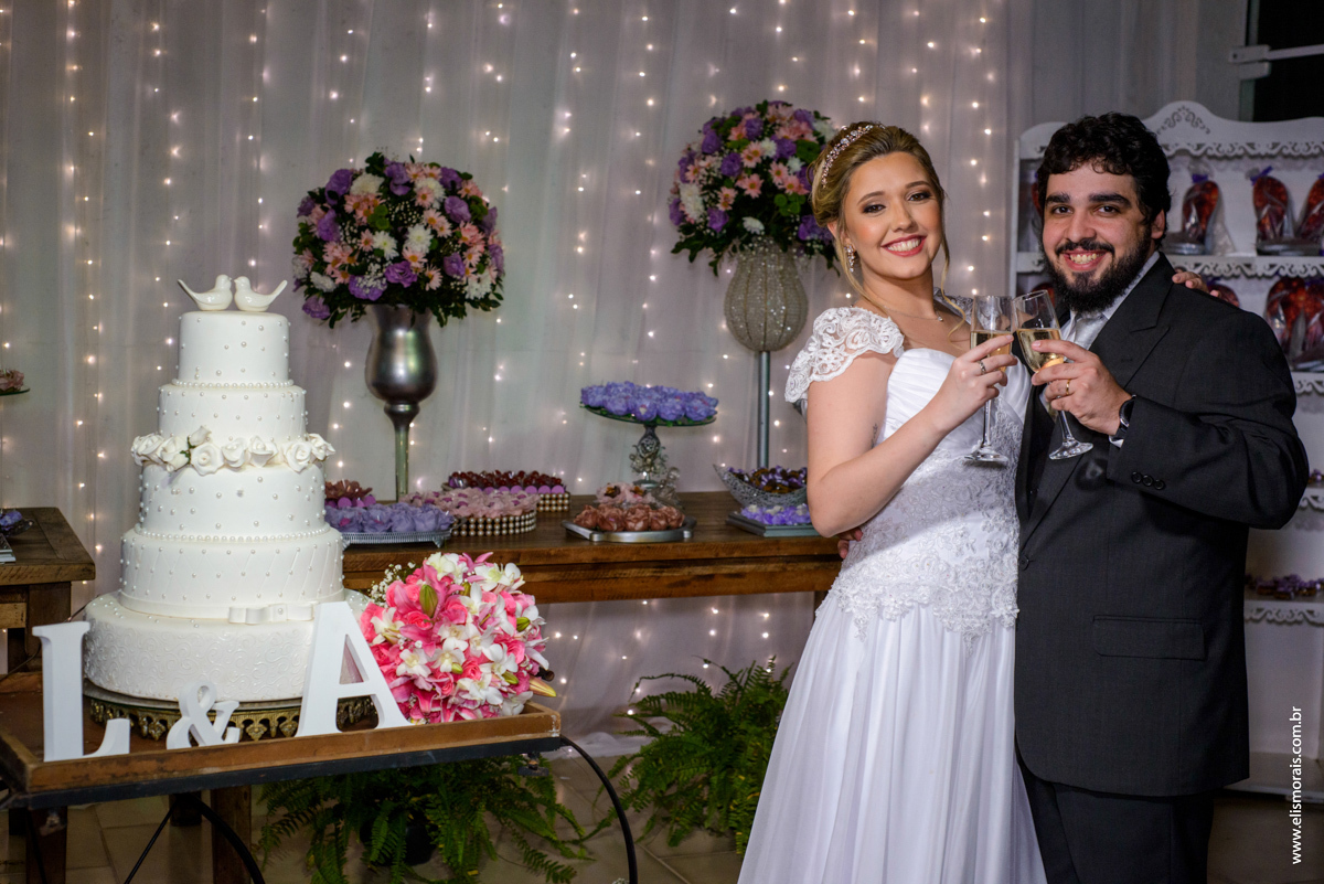 fotografia do brinde dos noivos  na festa de casamento na Mansão das Orquídeas Casa de Festas em Araruama - RJ