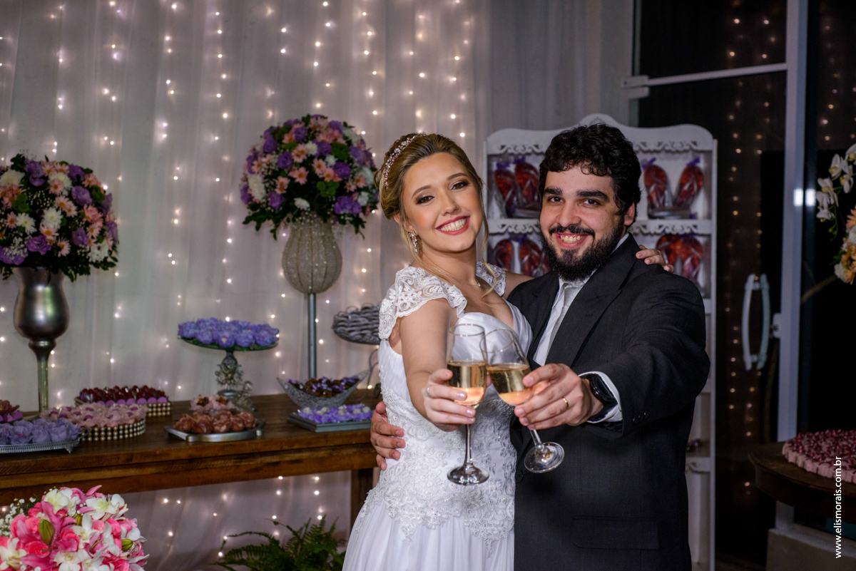 fotografia do brinde dos noivos  na festa de casamento na Mansão das Orquídeas Casa de Festas em Araruama - RJ