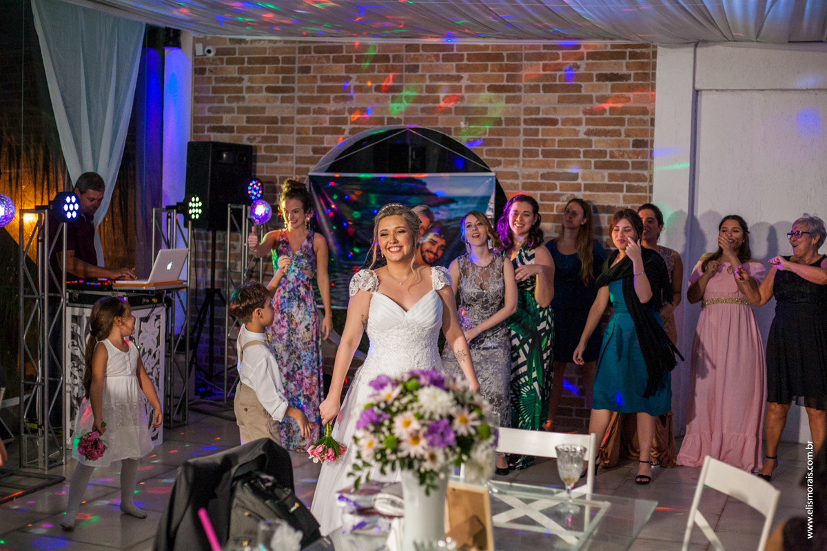 fotografia da noiva jogando o bouquet na festa de casamento na Mansão das Orquídeas Casa de Festas em Araruama - RJ