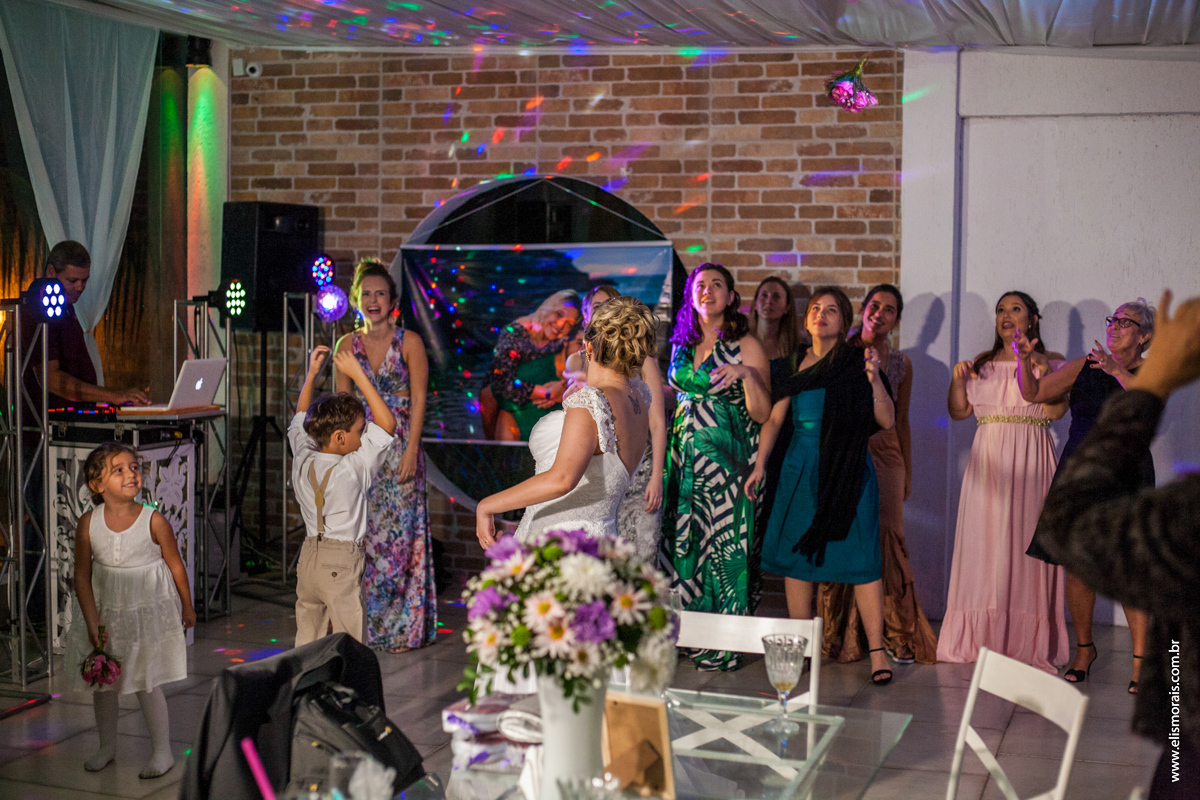fotografia da noiva jogando o bouquet na festa de casamento na Mansão das Orquídeas Casa de Festas em Araruama - RJ