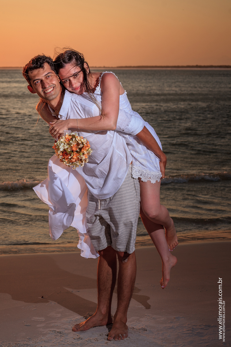 foto do ensaio fotográfico de casal no final de tarde ao por do sol na Praia Grande em Arraial do Cabo - RJ