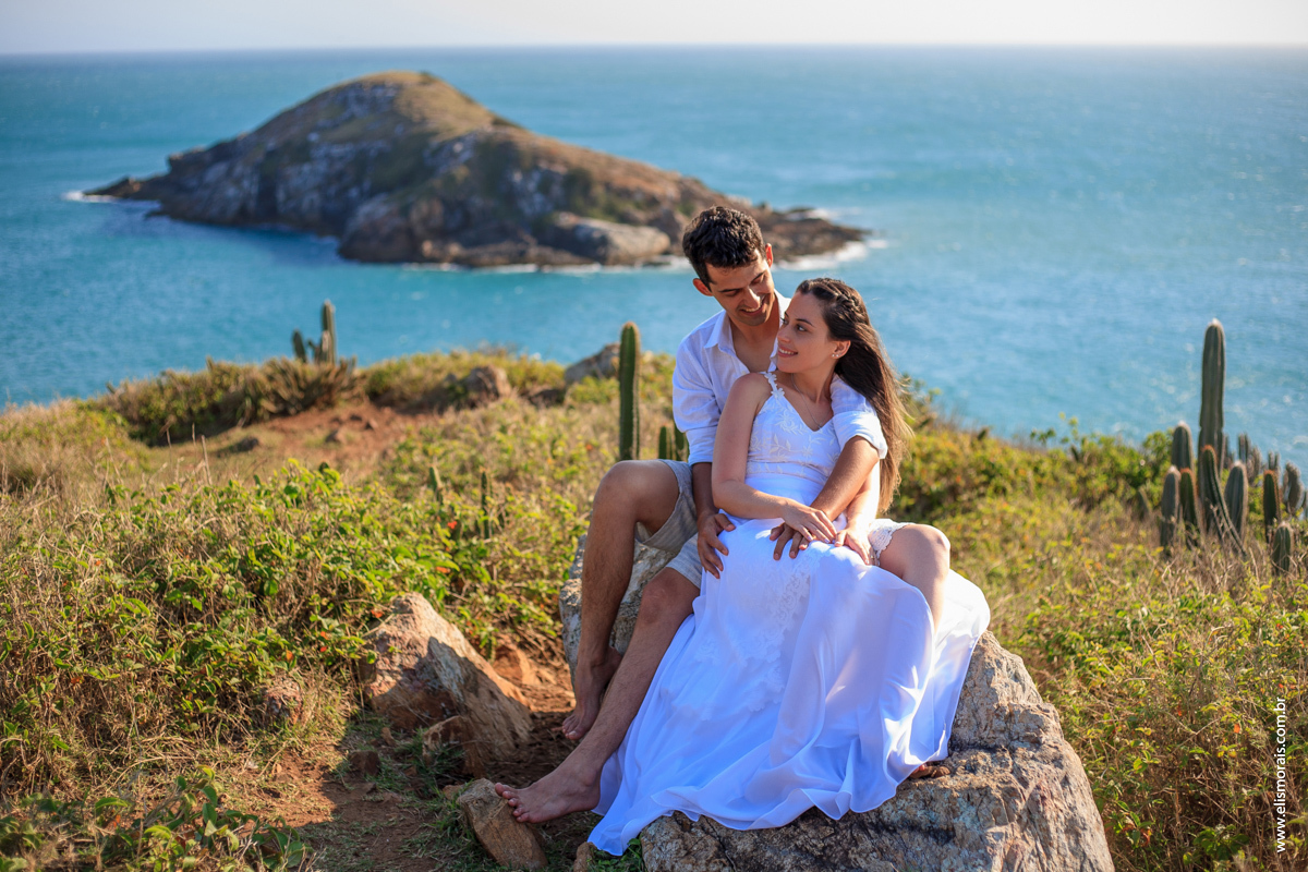 foto do ensaio fotográfico de casal no final de tarde no mirante da Praia Grande em Arraial do Cabo - RJ