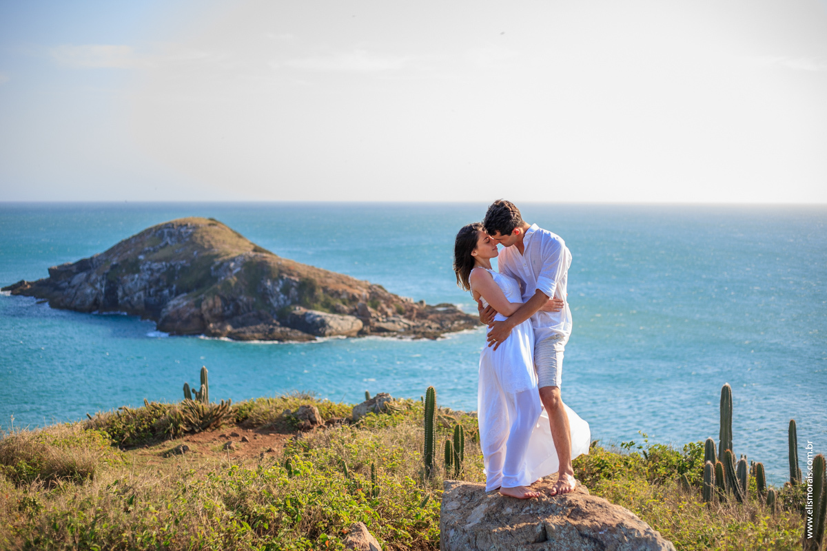 foto do ensaio fotográfico de casal no final de tarde no mirante da Praia Grande em Arraial do Cabo - RJ