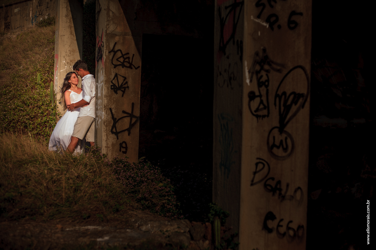 foto do ensaio fotográfico de casal no final de tarde no mirante da Praia Grande em Arraial do Cabo - RJ