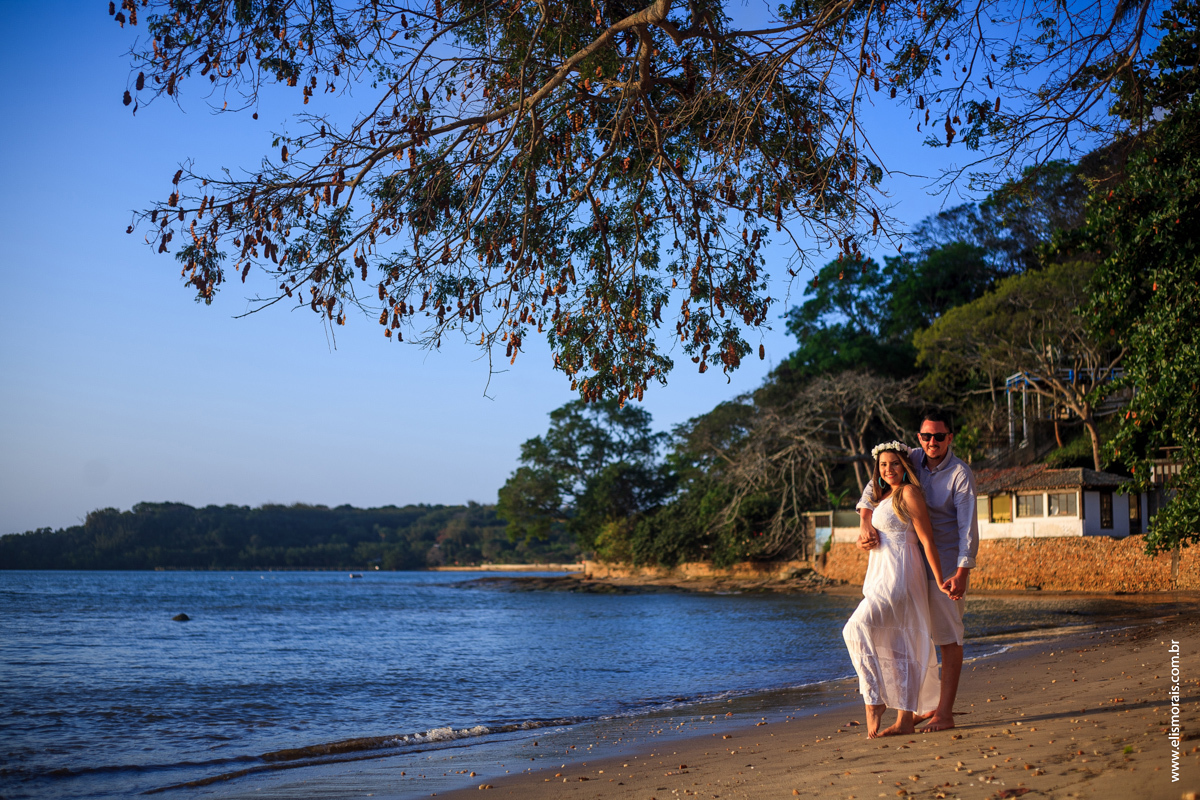 Fotos ao por do sol no Ensaio Fotográfico de Casal na Praia de Manguinhos no Porto da Barra em Búzios - RJ
