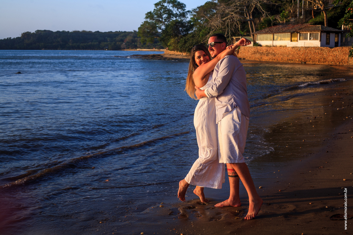 Fotos ao por do sol no Ensaio Fotográfico de Casal na Praia de Manguinhos no Porto da Barra em Búzios - RJ