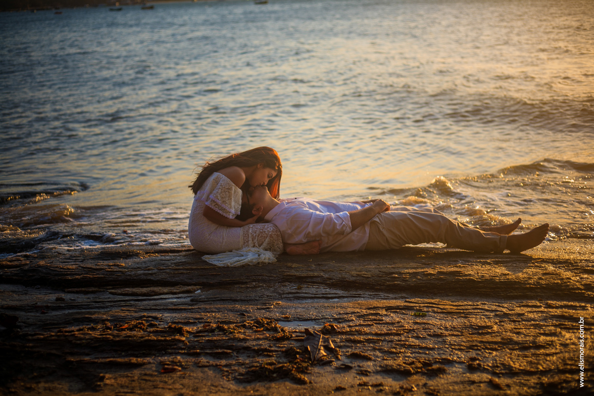 ensaio fotográfico de casal no por do sol na praia de Manguinhos em Búzios - RJ