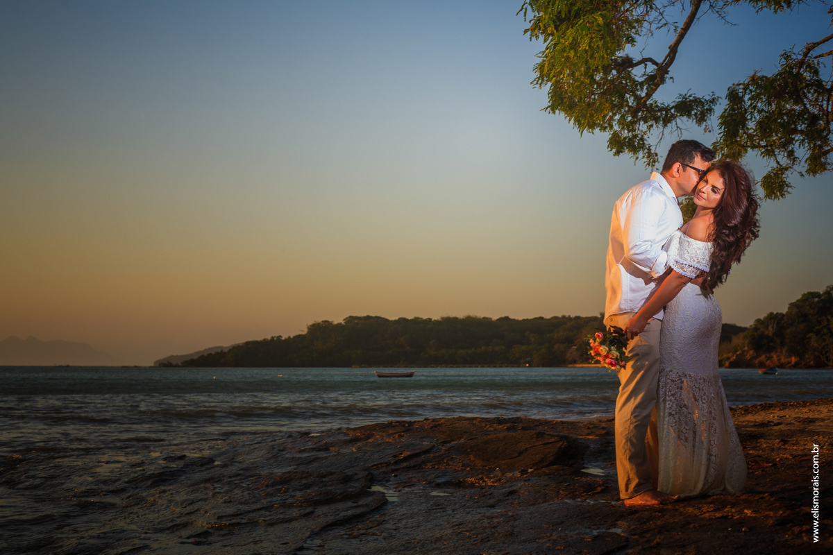 ensaio fotográfico de casal no por do sol na praia de Manguinhos em Búzios - RJ