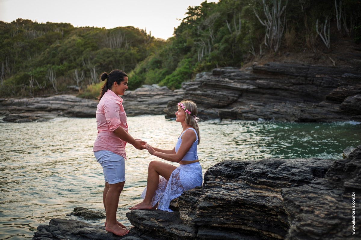ensaio fotográfico de casal feminino na praia do forno em Búzios - RJ