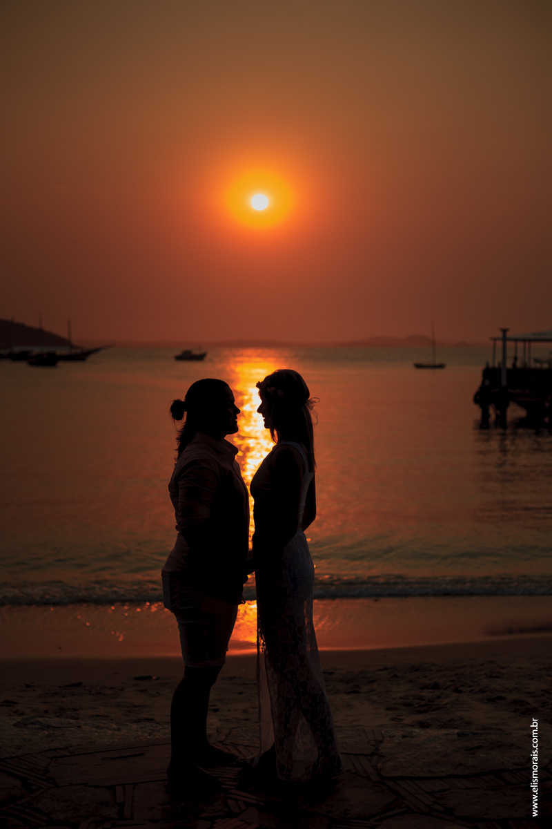 fotografia ao por do sol no ensaio fotográfico de casal feminino na orla Bardout  Búzios - RJ