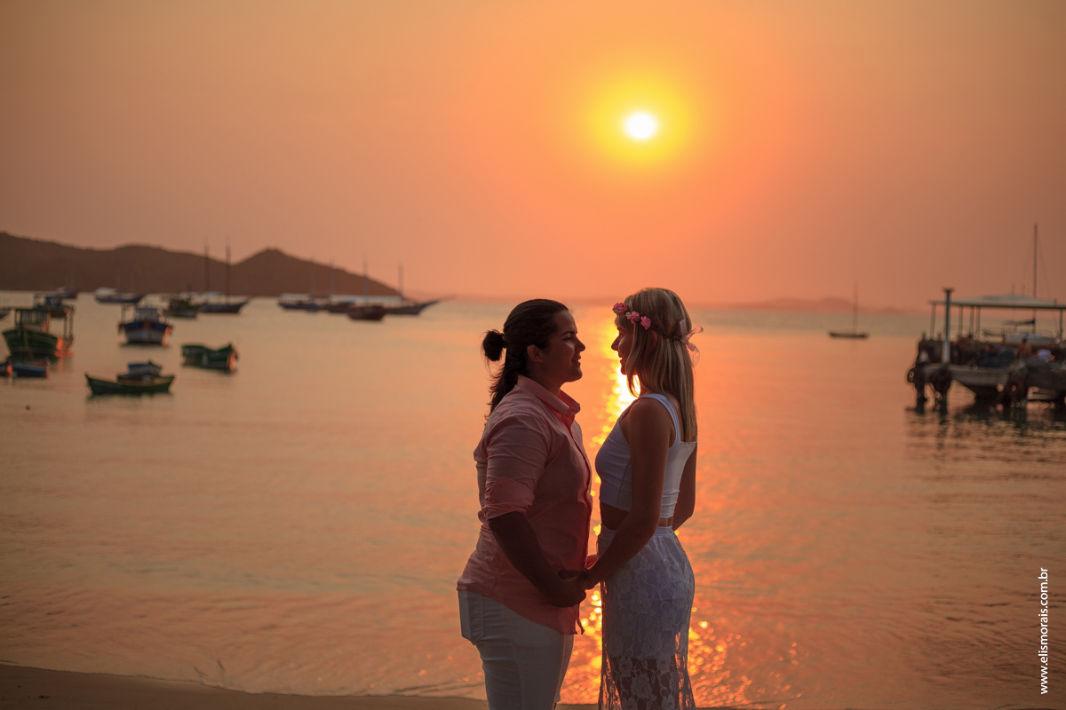 fotografia ao por do sol no ensaio fotográfico de casal feminino na orla Bardout  Búzios - RJ