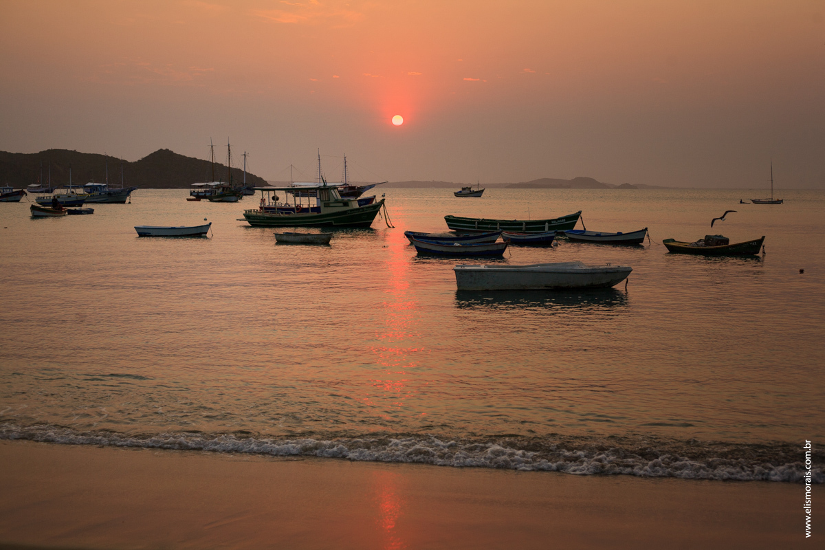 fotografia ao por do sol no ensaio fotográfico de casal feminino na orla Bardout  Búzios - RJ
