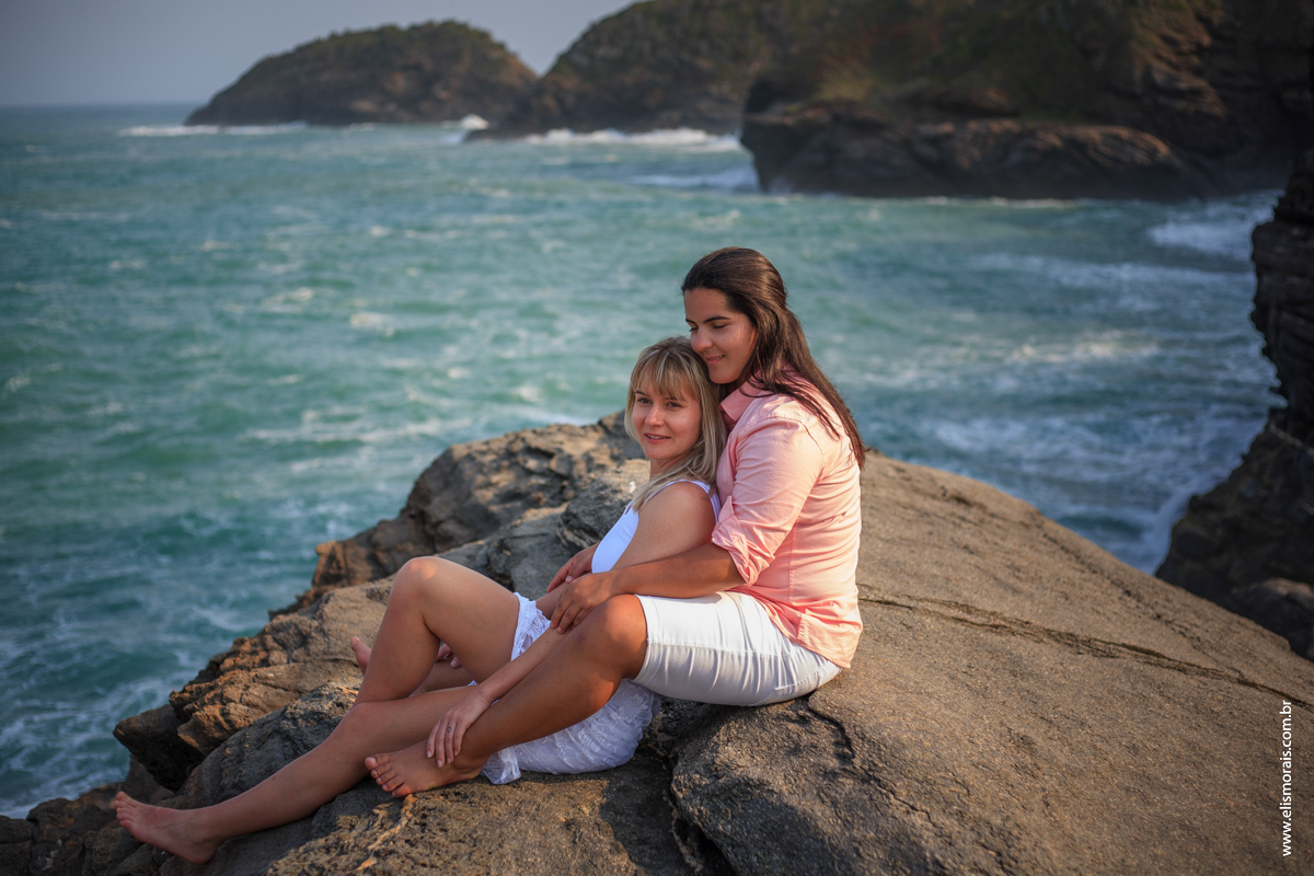 ensaio fotográfico de casal feminino na ponta da lagoinha em Búzios - RJ
