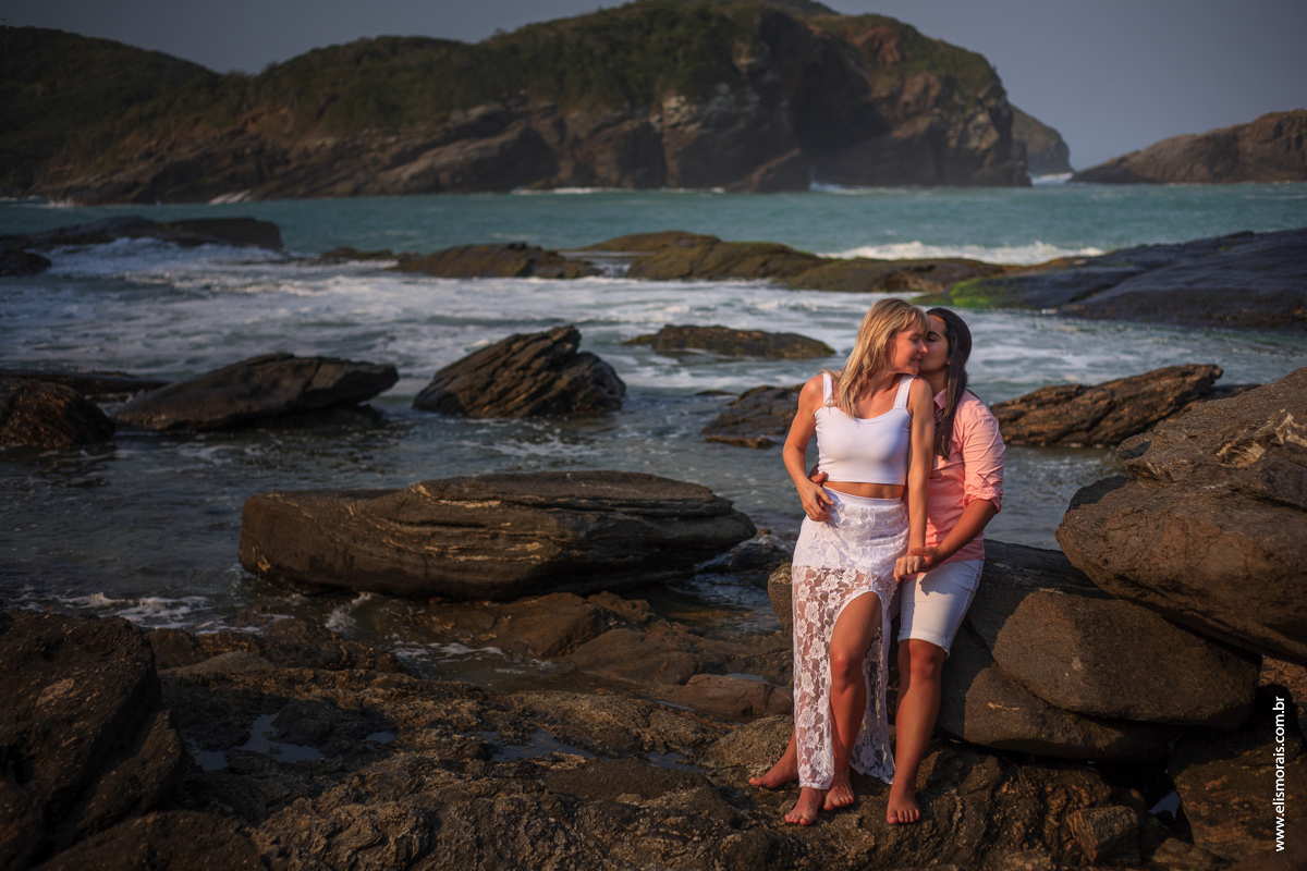 ensaio fotográfico de casal feminino na ponta da lagoinha em Búzios - RJ