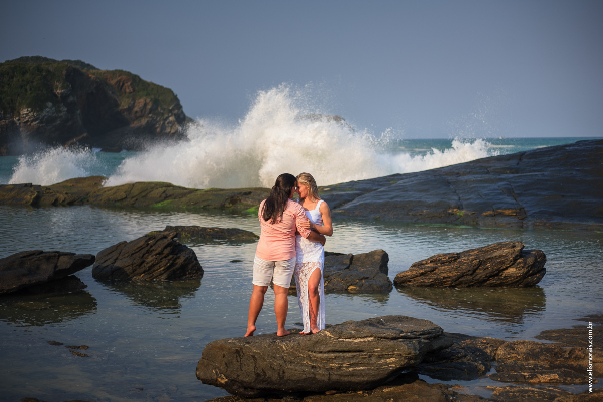 ensaio fotográfico de casal feminino na ponta da lagoinha em Búzios - RJ