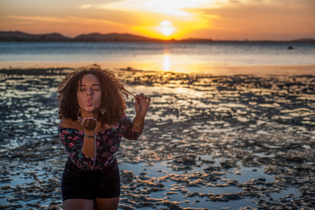 Fotos do ensaio fotográfico de 15 anos ao por do sol na Praia de Manguinhos em Búzios - RJ
