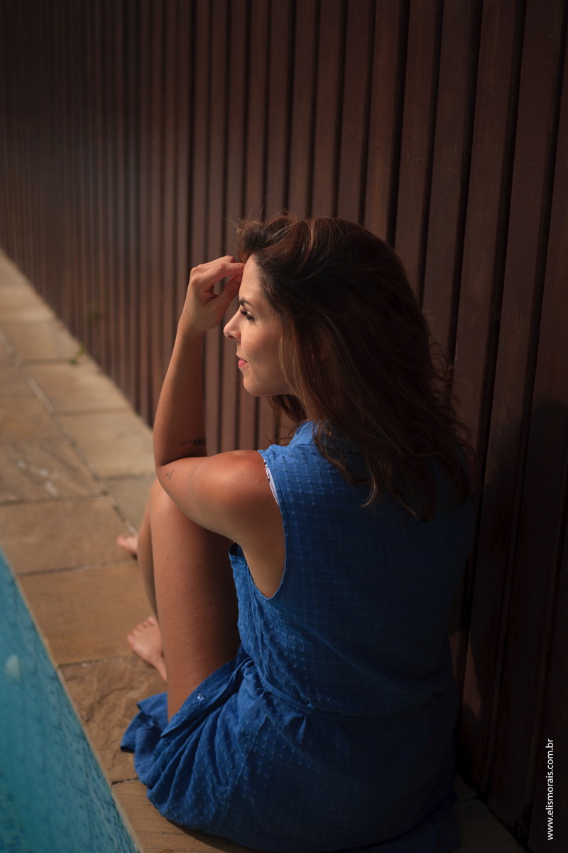 fotos do ensaio feminino na borda da piscina na pousada em Búzios 