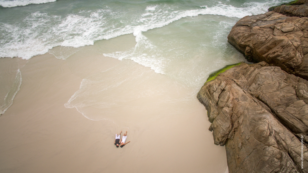 fotos do ensaio de casal com drone na Praia Brava em Arraial do Cabo - RJ